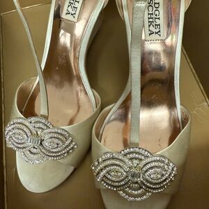 Badgley Mischka Women's Cream Heels
